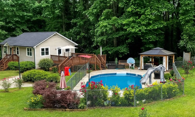 Sandtown House | Atlanta Pool Home Near Airport, Attractions & Downtown 8 guests 4 Bedroom 2 Bath