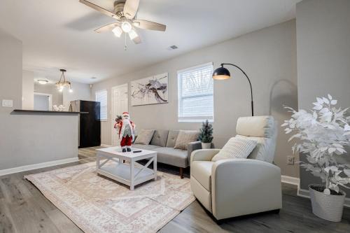 East Side House | Atlanta Zoo Free Private Driveway Parking 1B-1B