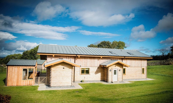 Balloch Cottage | ATLAS, family friendly, with hot tub in Cawdor