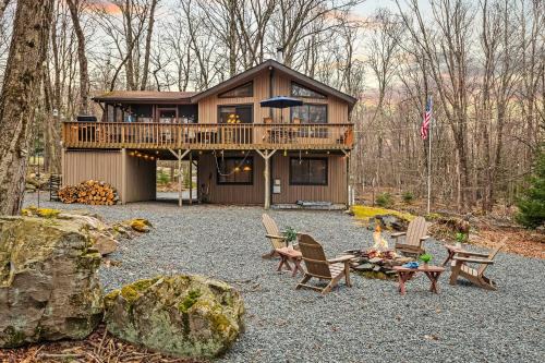 Locust Lake Village House | Atlas Point Lodge Sauna Fireplaces Kayaks Lakes Pet-Friendly Yard
