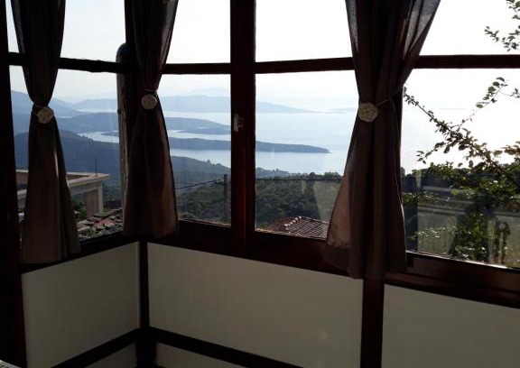 Kali Vrysi House | Atrium - Lafkos