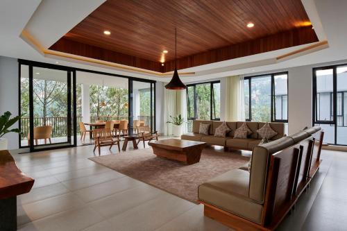 Bandung Villa | Atsuka Hill View Villa 8 bedrooms with a private heated swimming pool