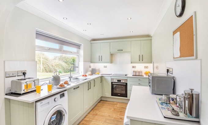 Garn Fadryn Cottage | Attached cottage tucked down a pretty lane only a short drive from Pwllheli.