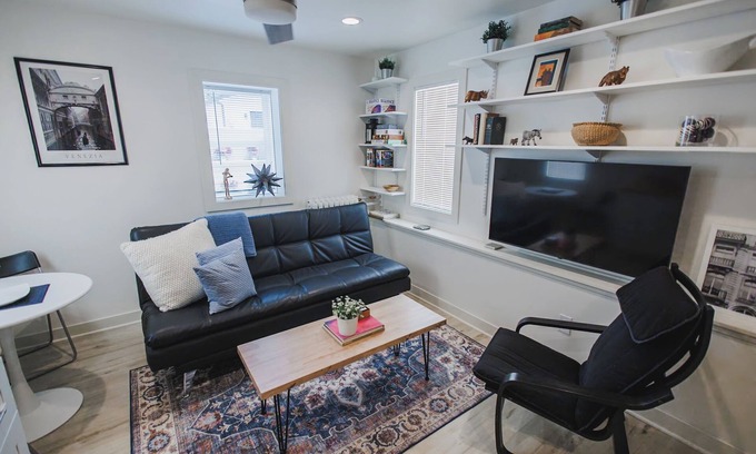 Diamond Lake Apartment | Attached modern Tiny House