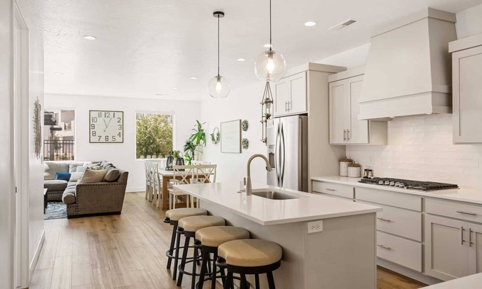 St. George House | Attitude Adjustment Retreat: Desert Color Lagoon + Beaches