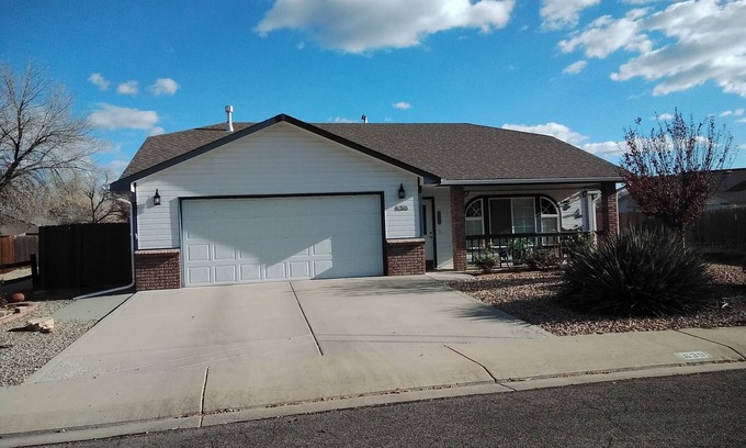 Grand Junction House | ATTN TRAVELING PROFESSIONAL, room for rent long term.