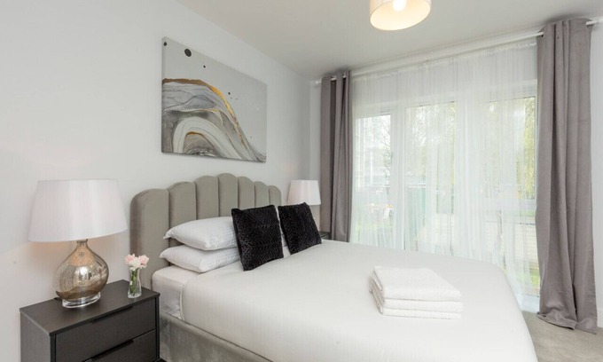 Walworth Apartment | Attractive Deluxe South Central Apartment