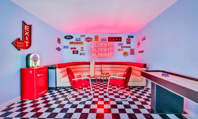Sweetbriar Apartment | ATX Jukebox | Jacuzzi | Shuffleboard | Fire Pit
