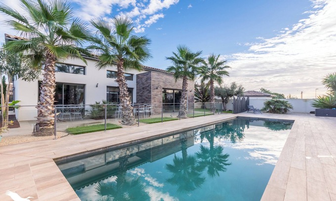 Lezignan-la-Cebe House | ATYPICAL VILLA WITH POOL