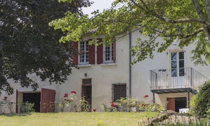 Bonnes Villa | Au bord de la Dronne - included with kayaks and giant garden