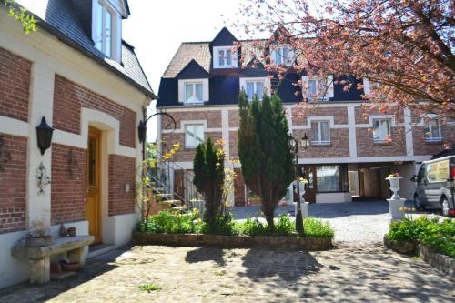 Montreuil-sur-Mer Apartment | Au jardin d'à côté