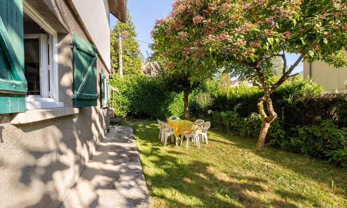 Bagneres-de-Luchon Apartment | Au Petit Sequoia - Appt avec vue montagne