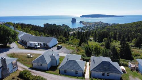 Perce Hotel | Au Pic de l'Aurore Motel-Chalets