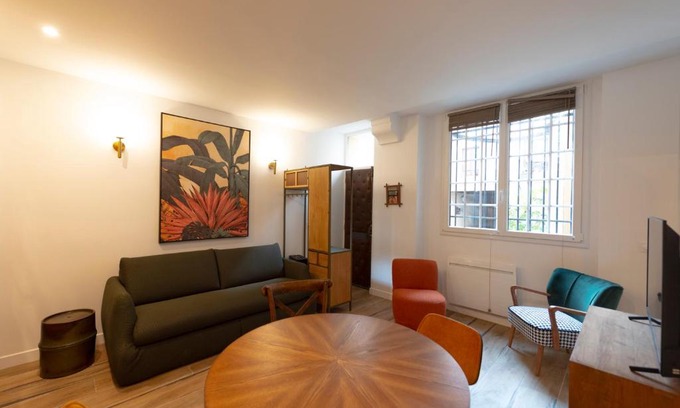 7th Arrondissement Apartment | Au pied de la Tour