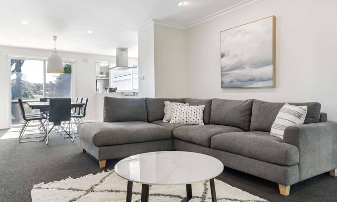 Mount Eliza Apartment | Elegant, Modernly Styled 4BR Melbourne Gem