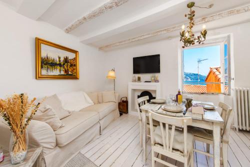 Old Town Apartment | Au vieux château, atypique vue mer