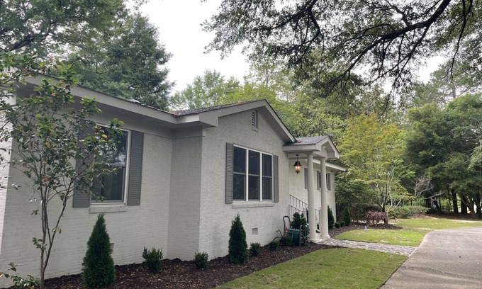 Grove Hill House | AUBURN CAMELLIA HOUSE! Game Day - w/rsvd downtown football parking, Graduations!