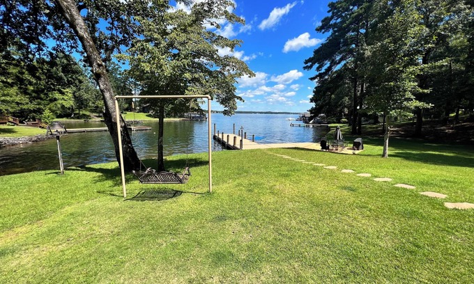 Dadeville Cabin | Auburn - Great view and screened in porch - Lake Martin family gatherings