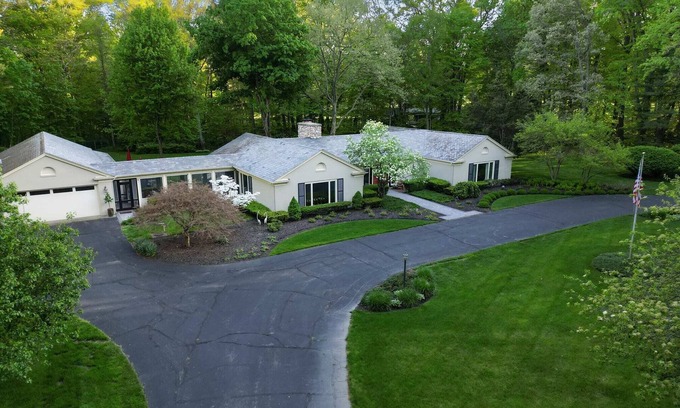 Benton Harbor House | Audubon Acres l pool table & outdoor dining