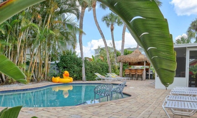 Holmes Beach House | Aug sale! 15% disc! 5 Bedrooms*Close to Beach* Pool*Tiki Hut* Newly Renovated*