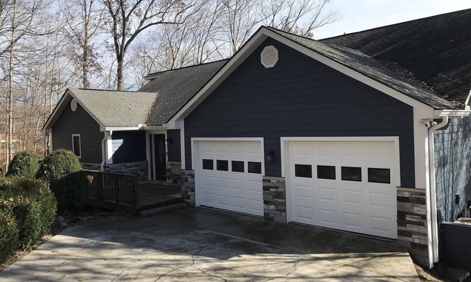 Big Creek House | Aug., Sept. and Oct. weather is great for boating. Check out our lower rates.