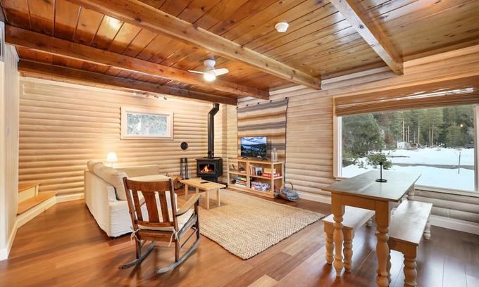 Tahoe Paradise House | Augie’s Authentic Log Cabin! Pets Welcome!