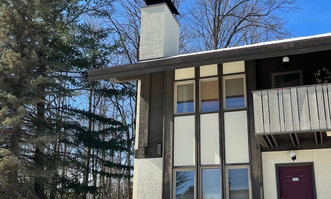 Boyne Falls Condo | August Available -Boyne Mtn Villa- 3bedrm+AC, near Lake Charlevoix & Petoskey