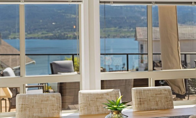 Central Okanagan Cottage | August dates available/discounted rate-family cottage with hot tub๐
๐