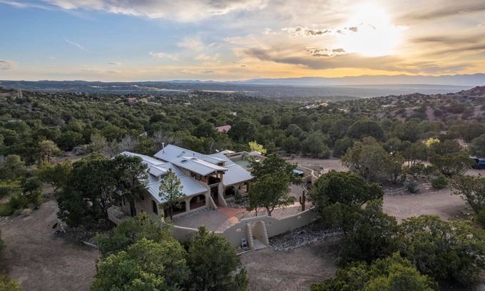 Santa Fe Villa | August Special 5BR/4BA retreat on private 5 acres in scenic foothills, book now!