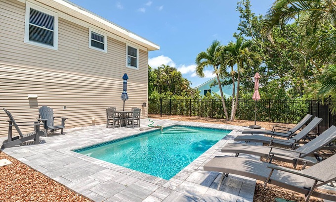 Fort Myers Beach Apartment | August Specials Beach Hideaway Poolside 1/2 Block to the Beach
