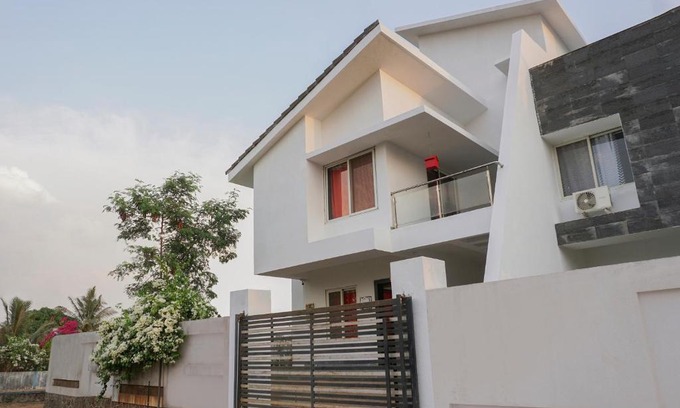 Khatri Park Housing Society Villa | Aum Villa with Pool
