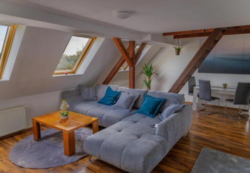 Merseburg Apartment | Aura - LutherApartment -2 Zimmer, 2 Einzelbetten, 1 Doppelbett, große Couch, Küche, Balkon, Waschmaschine