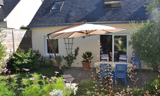 Auray House | Auray house, private garden near downtown.