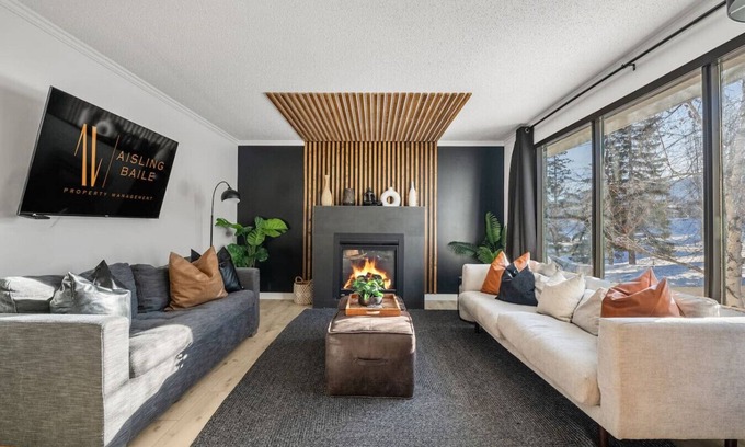 East Kootenay Apartment | Aurora | Game Room | Hot Tub | Mountain/Lake Views