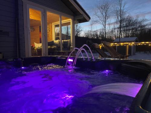Nuorgam Ski Chalet | Aurora mökki porealtaalla Lapissa Tenojoen rannassa