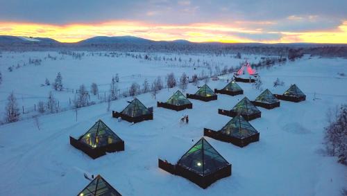 Koengaes Hotel | Aurora Pyramid Glass Igloos
