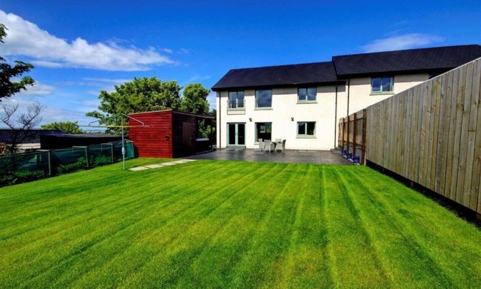 Saint Ola House | Aurora - Self Catering, Kirkwall, Quiet Location With Luxury Hot Tub