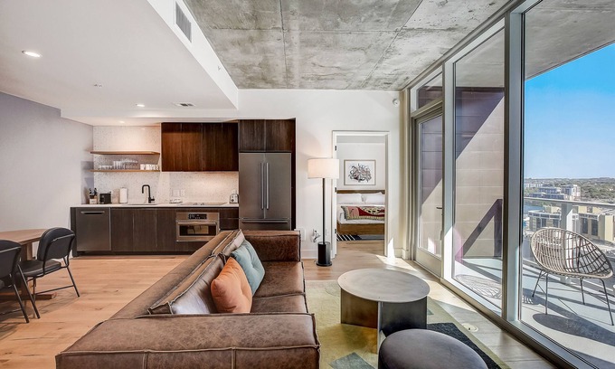 Rainey Street Historic District Condo | Austin Rainey Street condo w/2 suites & lake-view balcony, rooftop pool & gym