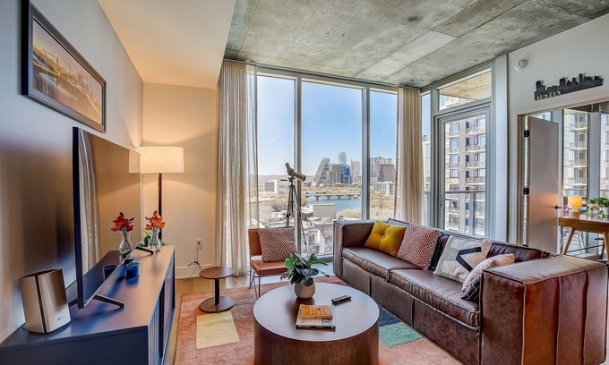Rainey Street Historic District Condo | Austin Rainey Street perch with balcony - rooftop pool & gym