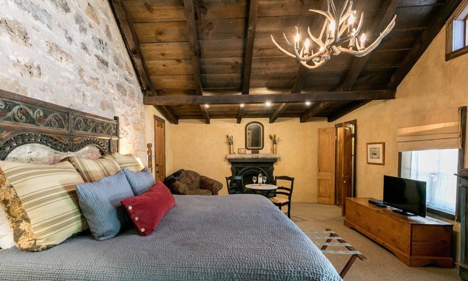 Fredericksburg Cabin | Austin Street Retreat - Eli's Suite | 1 Block to Main