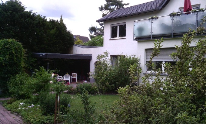 Roesrath Apartment | AusZeit guest apartment with terrace near the airport