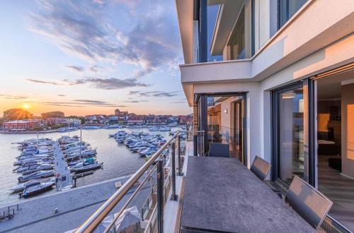 Muritz Apartment | Auszeit, Yoga-Apartment mit Kamin & Balkon in der Hafenresidenz