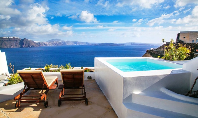 Oia Villa | Authentic 2 Bedroom Villa with outdoor Plunge Pool & Sea View, family friendly