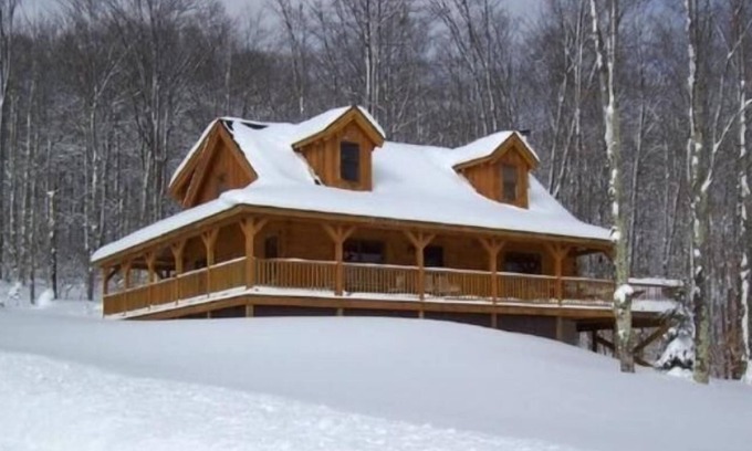 Timberline Cabin | AUTHENTIC LOG CABIN-11 Acre Lake, Central AC, Hot tub, WiFi