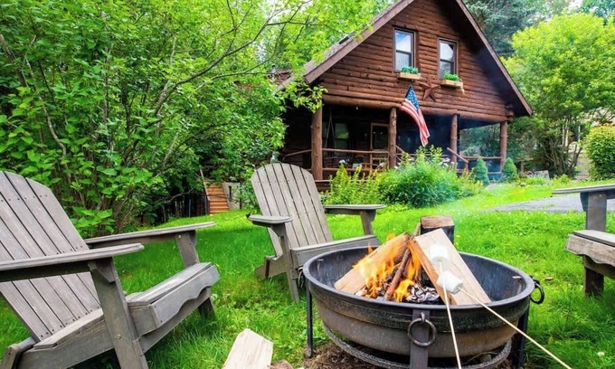 Lake Ariel Cabin | Authentic Log Cabin * Short walk to Lake & Hideout