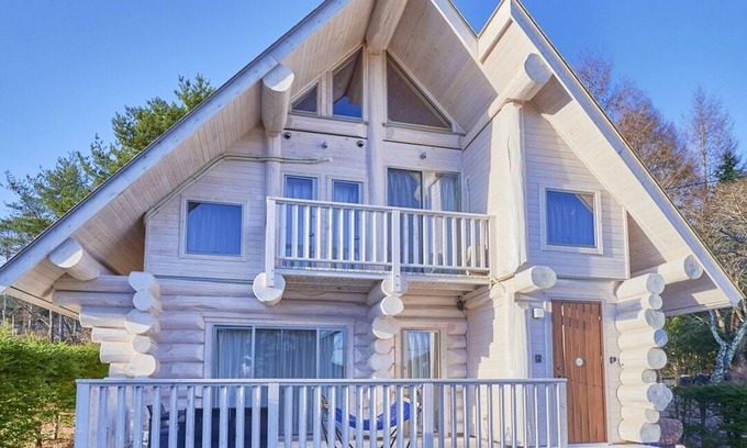 Kitasaku-gun Villa | Authentic Luxury Canadian Log House with a 350-Year-Old Yellow Cedar Hand-Cut.