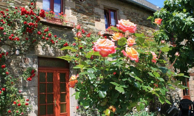 Servon Cottage | Authentic Norman farmhouse, peaceful with garden, pets allowed