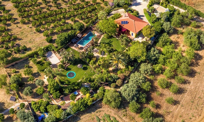 Moncarapacho e Fuseta Villa | Authentic Portuguese villa, stunning tropical garden and great pool.