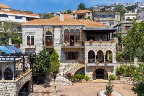 Duhur ash Shuwayr House | Authentic Villa with Pool and Garden in Beit Chabeb