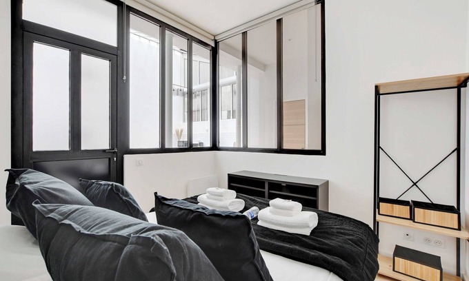 Quartier de la Folie-Mericourt Apartment | Authentique Apartment - 1BR- 2P- Voltaire